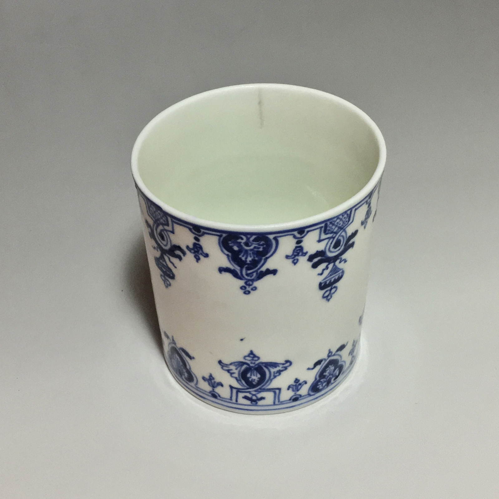 Pot de toilette en porcelaine tendre de Saint-cloud - 1700-1710