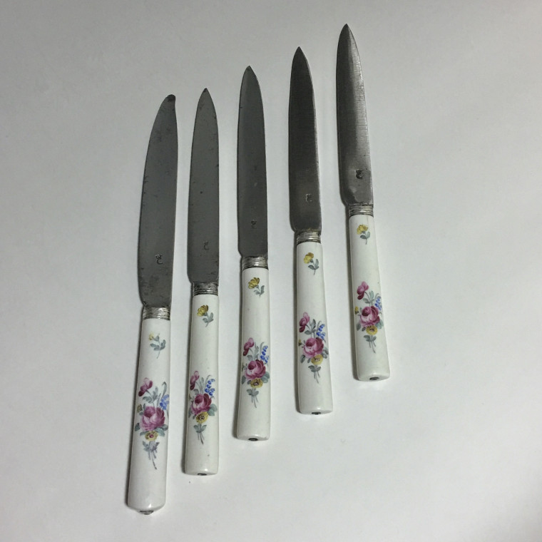 Cinq couteaux en porcelaine tendre de Mennecy à décor floral - XVIIIe siècle