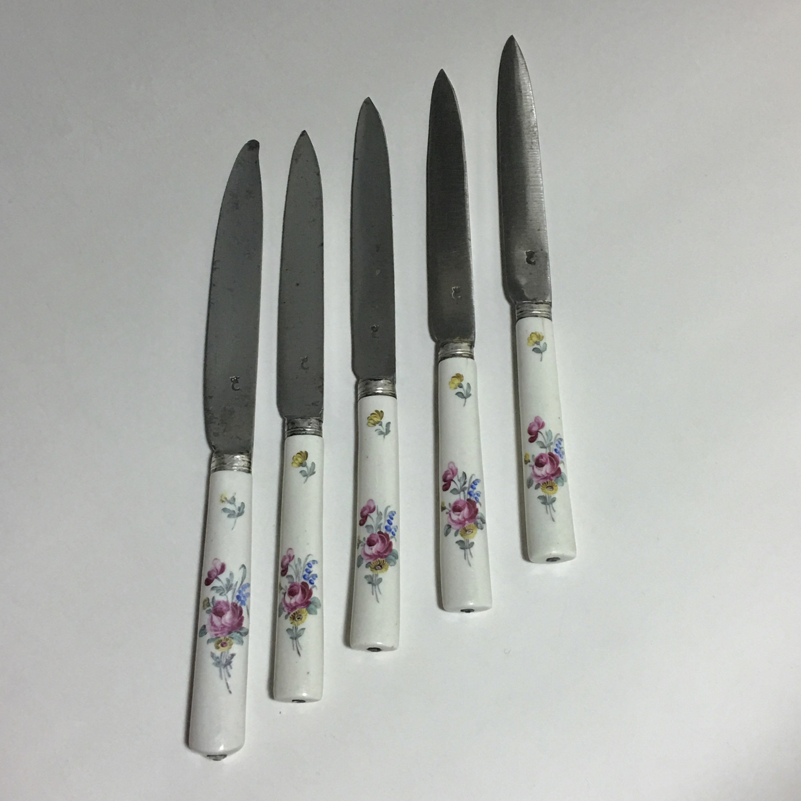 Cinq couteaux en porcelaine tendre de Mennecy à décor floral - XVIIIe siècle