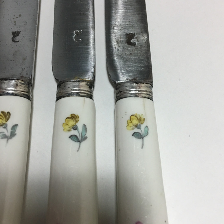 Cinq couteaux en porcelaine tendre de Mennecy à décor floral - XVIIIe siècle