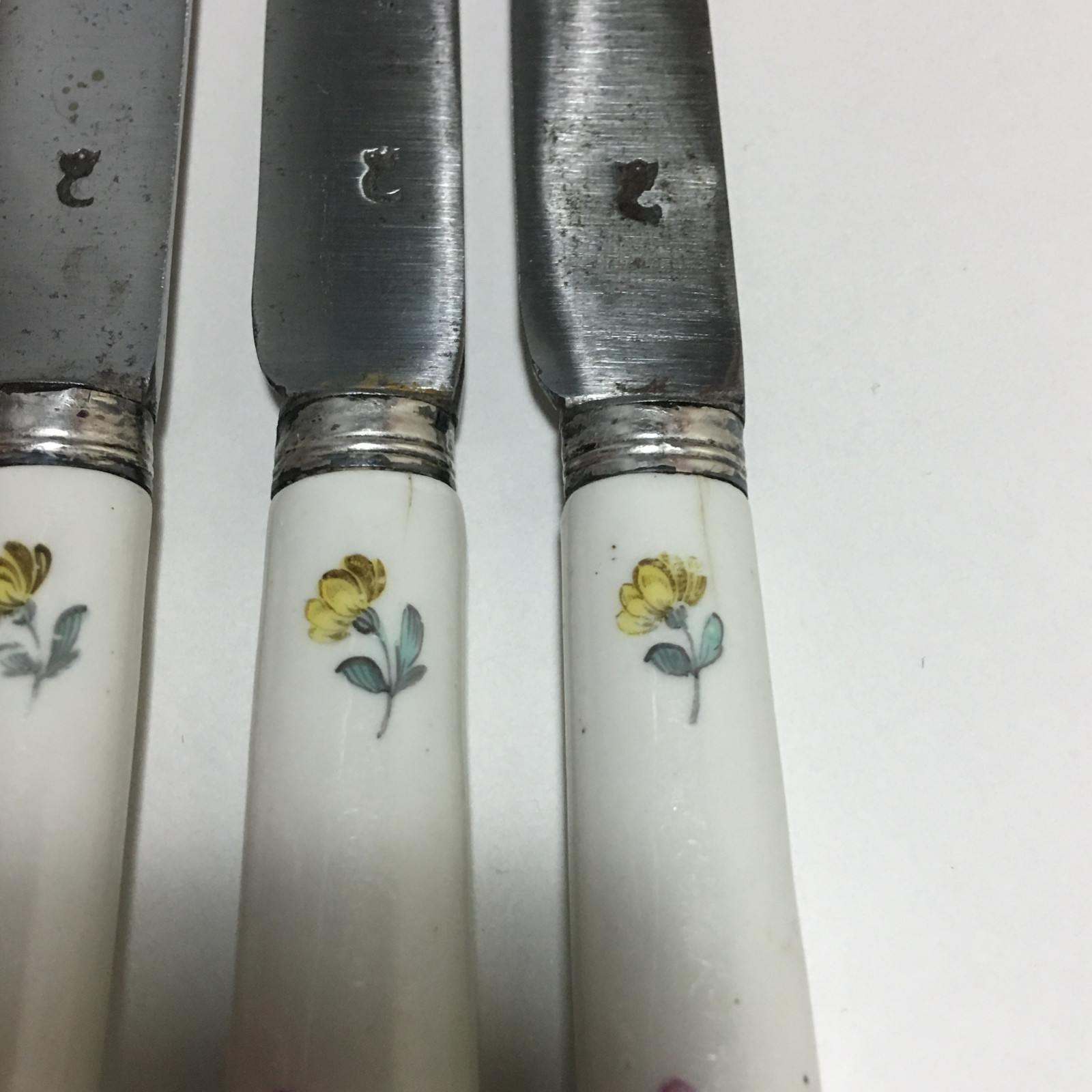 Cinq couteaux en porcelaine tendre de Mennecy à décor floral - XVIIIe siècle