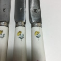 Cinq couteaux en porcelaine tendre de Mennecy à décor floral - XVIIIe siècle