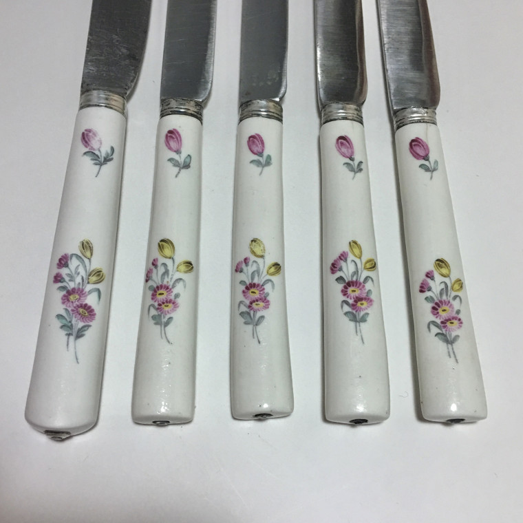 Cinq couteaux en porcelaine tendre de Mennecy à décor floral - XVIIIe siècle