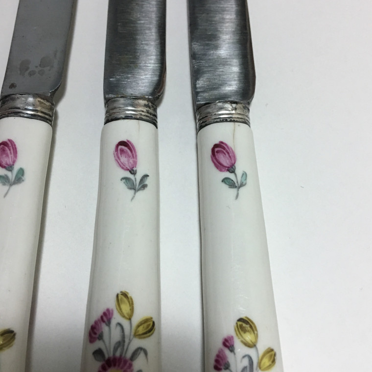 Cinq couteaux en porcelaine tendre de Mennecy à décor floral - XVIIIe siècle