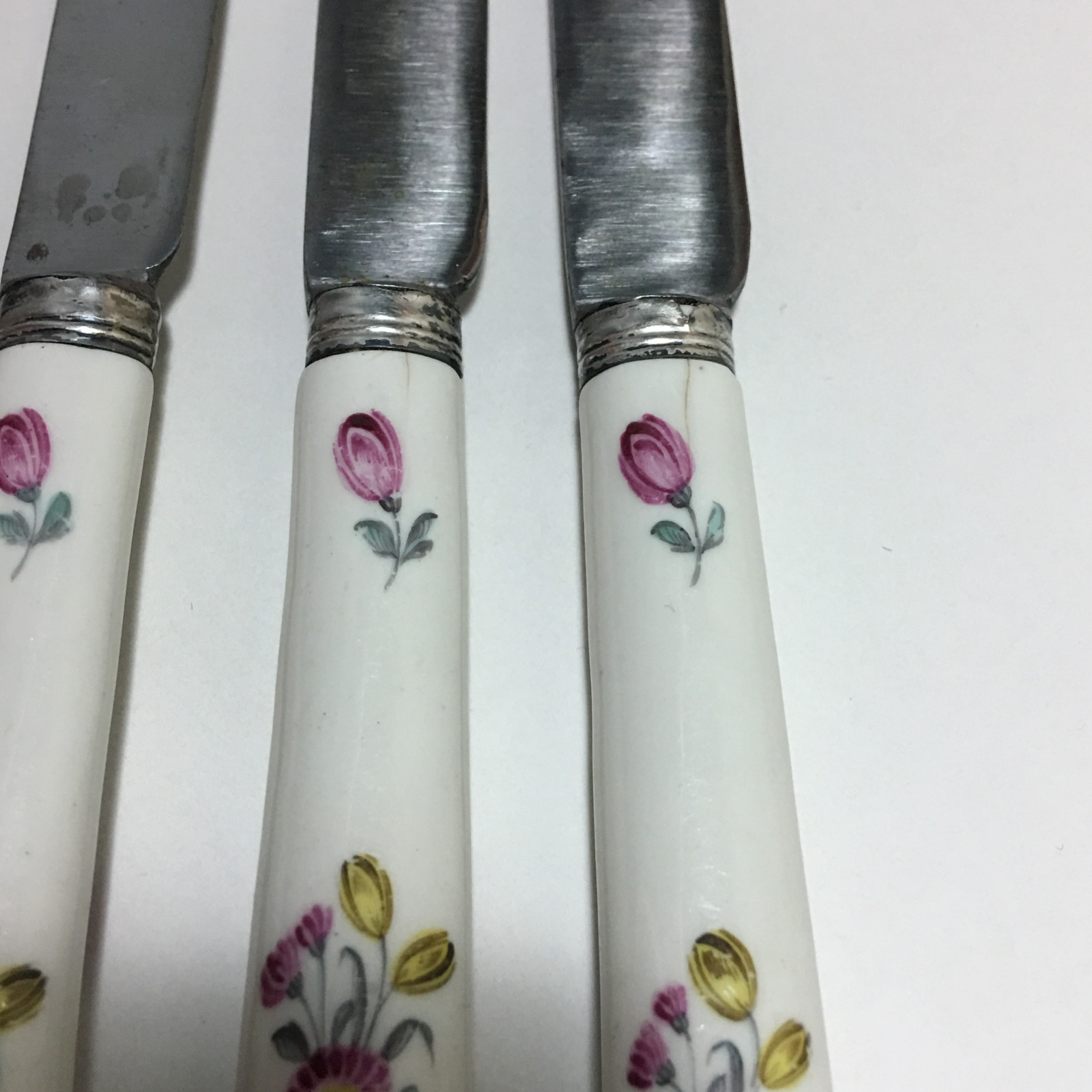 Cinq couteaux en porcelaine tendre de Mennecy à décor floral - XVIIIe siècle