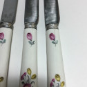 Cinq couteaux en porcelaine tendre de Mennecy à décor floral - XVIIIe siècle