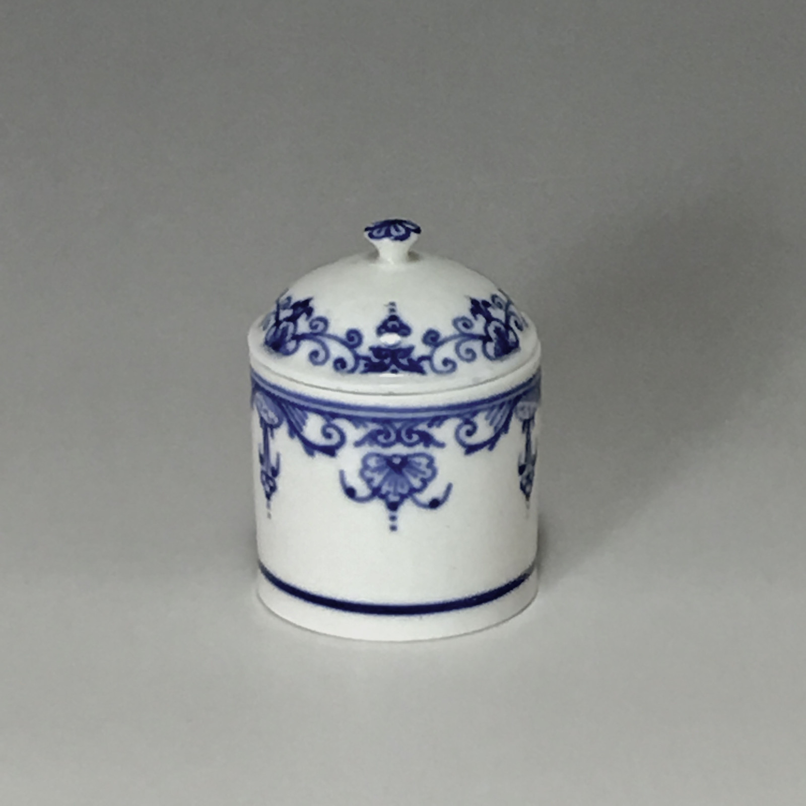 Pot à fard en porcelaine tendre de Mennecy - XVIIIe siècle