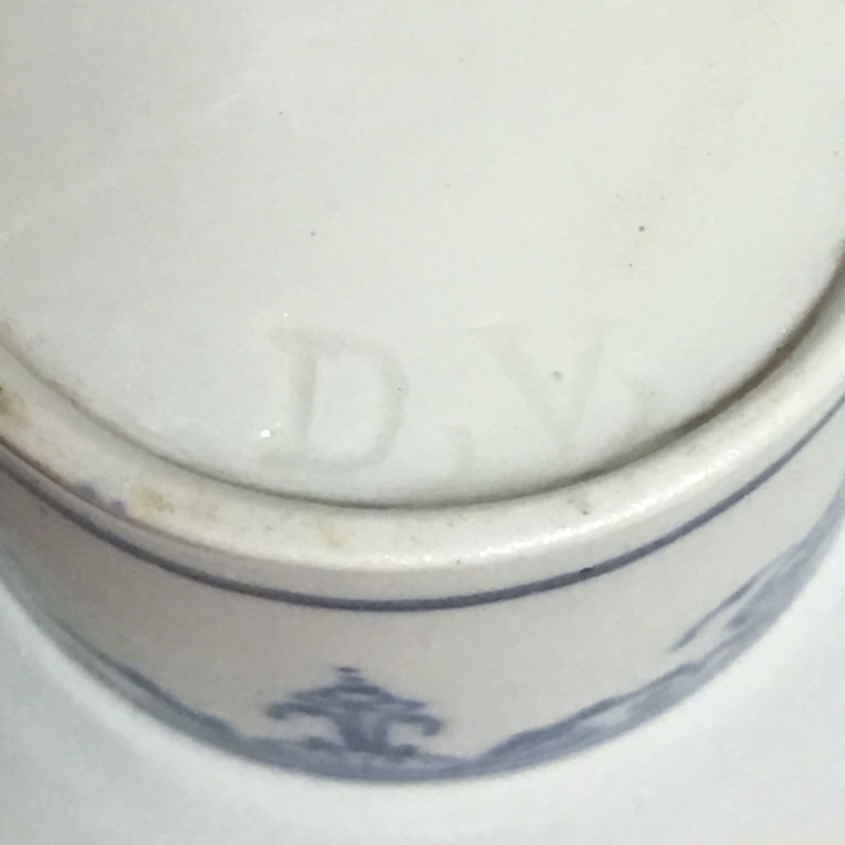 Pot à fard en porcelaine tendre de Mennecy - XVIIIe siècle