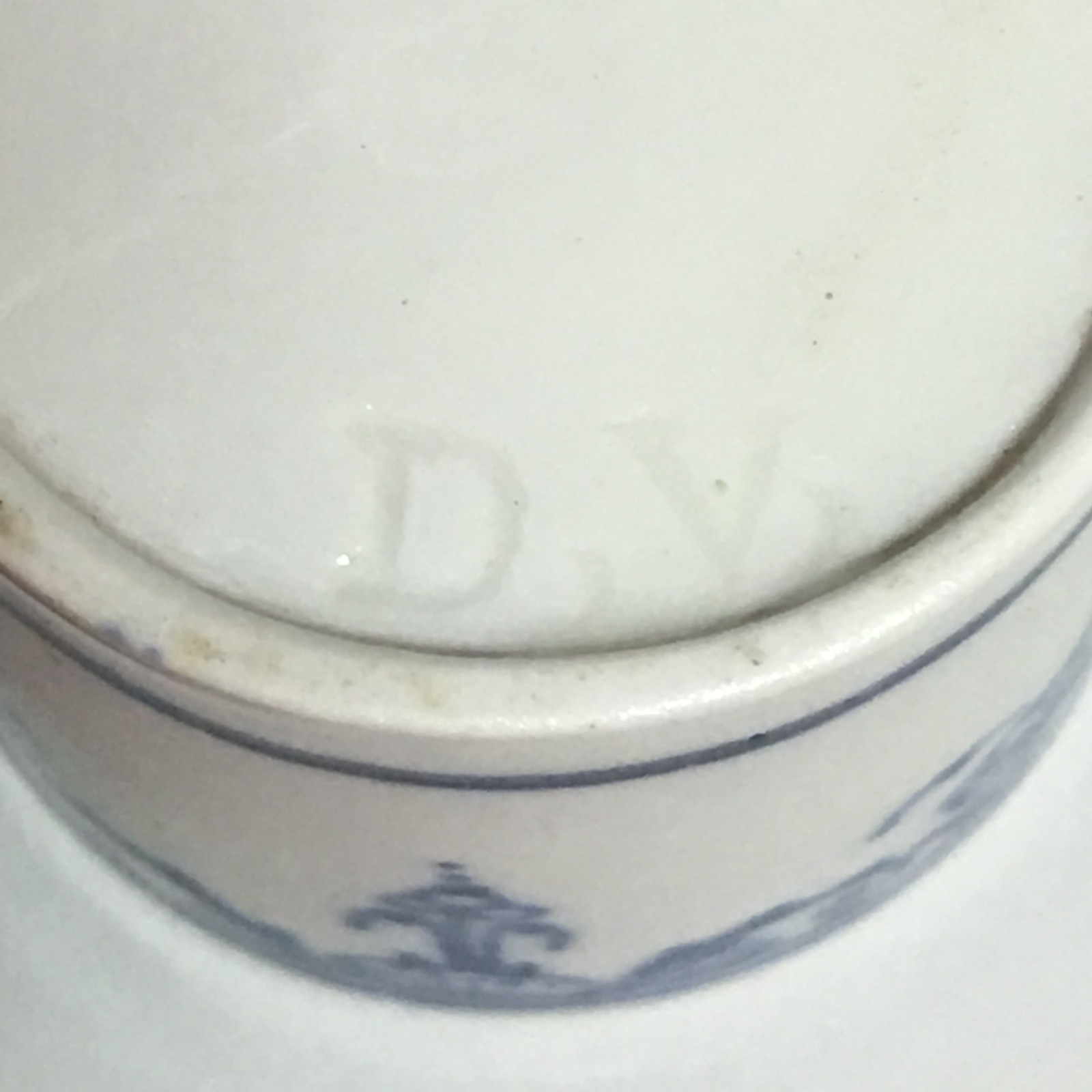 Pot à fard en porcelaine tendre de Mennecy - XVIIIe siècle