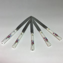 Cinq couteaux en porcelaine tendre de Mennecy à décor floral - XVIIIe siècle