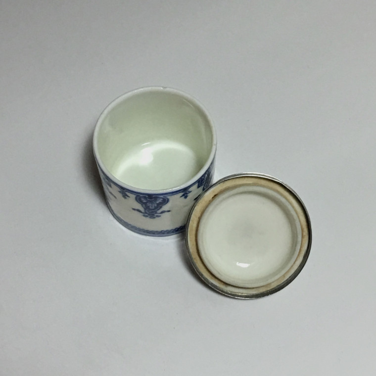 Pot à fard en porcelaine tendre de Saint-cloud - Début du XVIIIe siècle