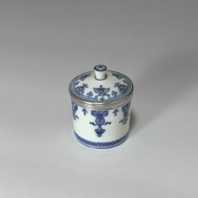 Pot à fard en porcelaine tendre de Saint-cloud - Début du XVIIIe siècle