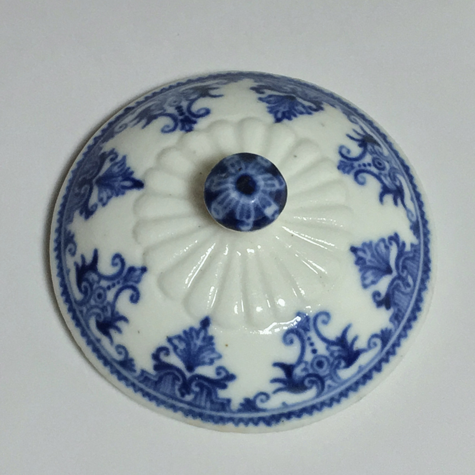 Pot à fard en porcelaine tendre de Saint-cloud - Début du XVIIIe siècle