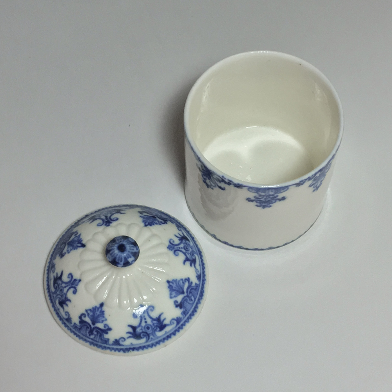 Pot à fard en porcelaine tendre de Saint-cloud - Début du XVIIIe siècle