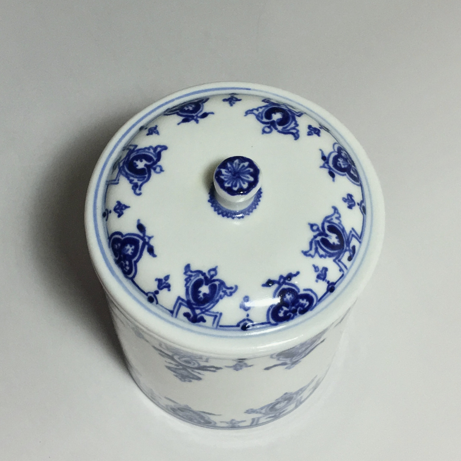 Soft porcelain toilet pot from Saint-Cloud - 1700-1710
