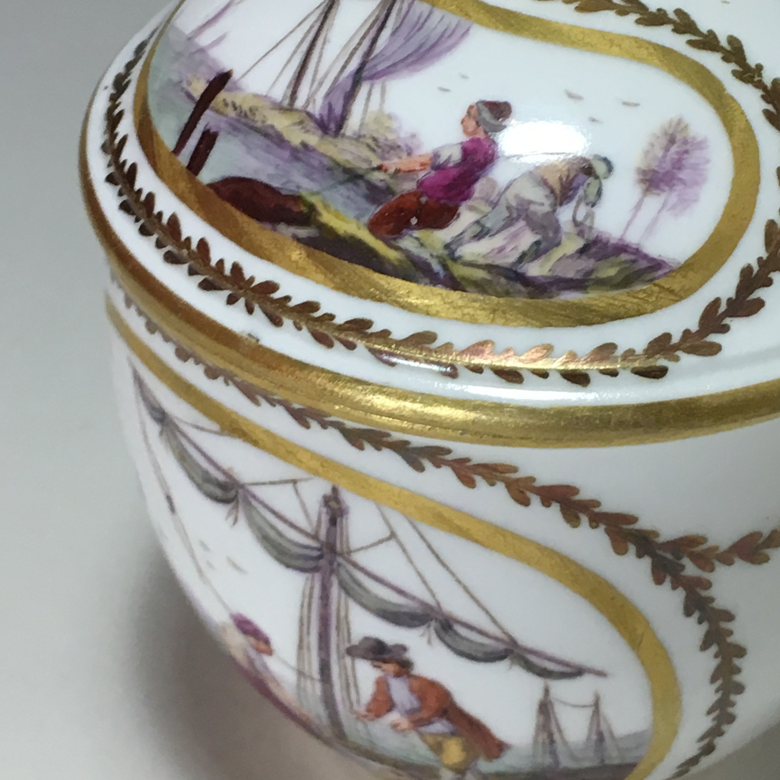 Sèvres - Pot à sucre décor de scène portuaire - XVIIIe siècle