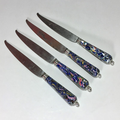 Quatre couteaux - Manches en verre "Millefiori" - Début du XVIIIe siècle