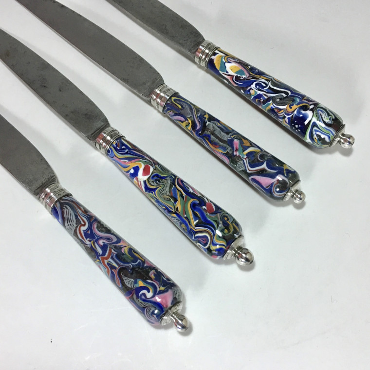 Quatre couteaux - Manches en verre "Millefiori" - Début du XVIIIe siècle