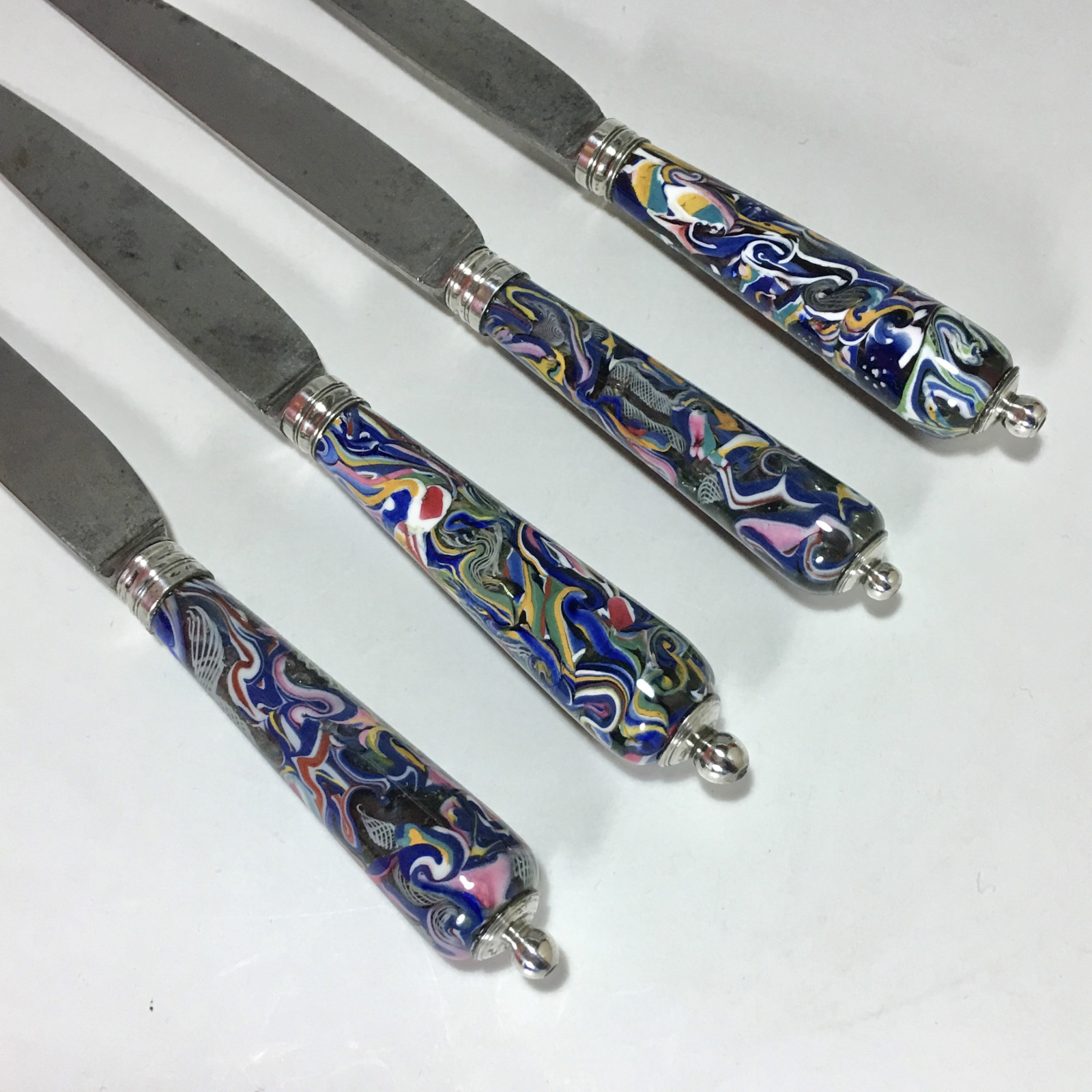Quatre couteaux - Manches en verre "Millefiori" - Début du XVIIIe siècle