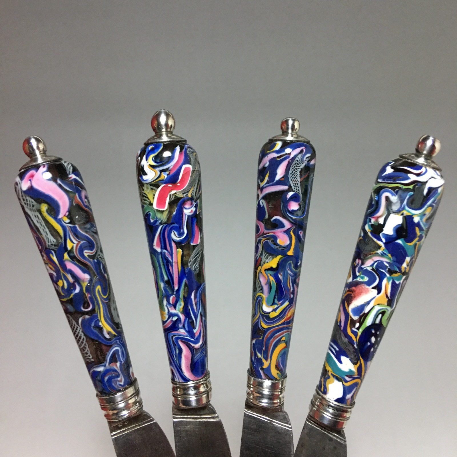 Quatre couteaux - Manches en verre "Millefiori" - Début du XVIIIe siècle
