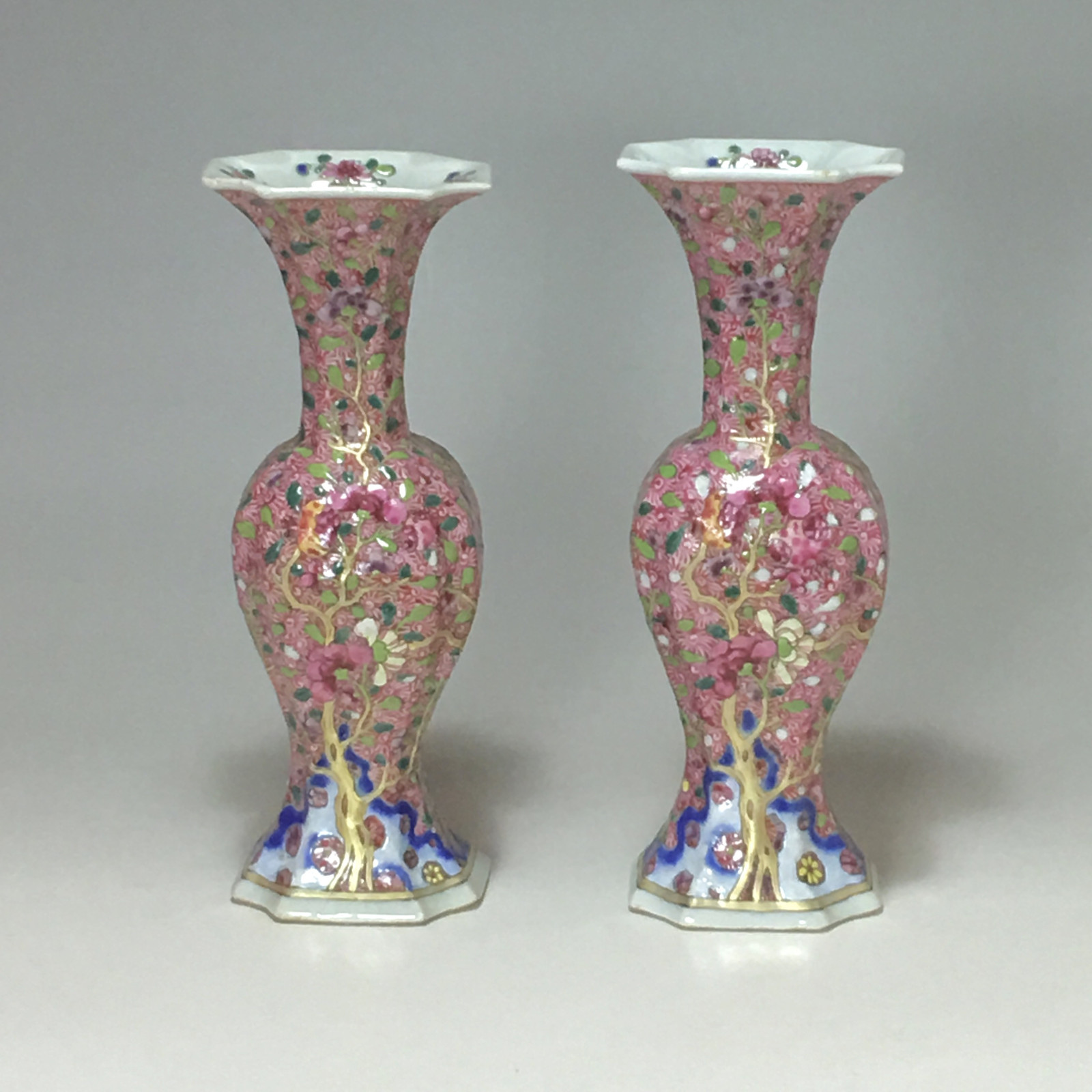 Chine – Paire de vases de la famille rose - Dynastie Qing, XVIIIe siècle