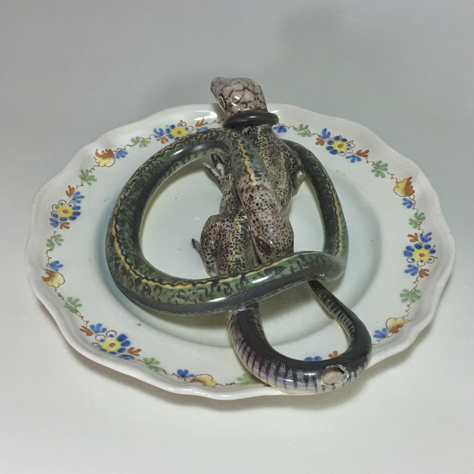 Assiette en faïence d'Alcora décorée en trompe-l'oeil - XVIIIe siècle