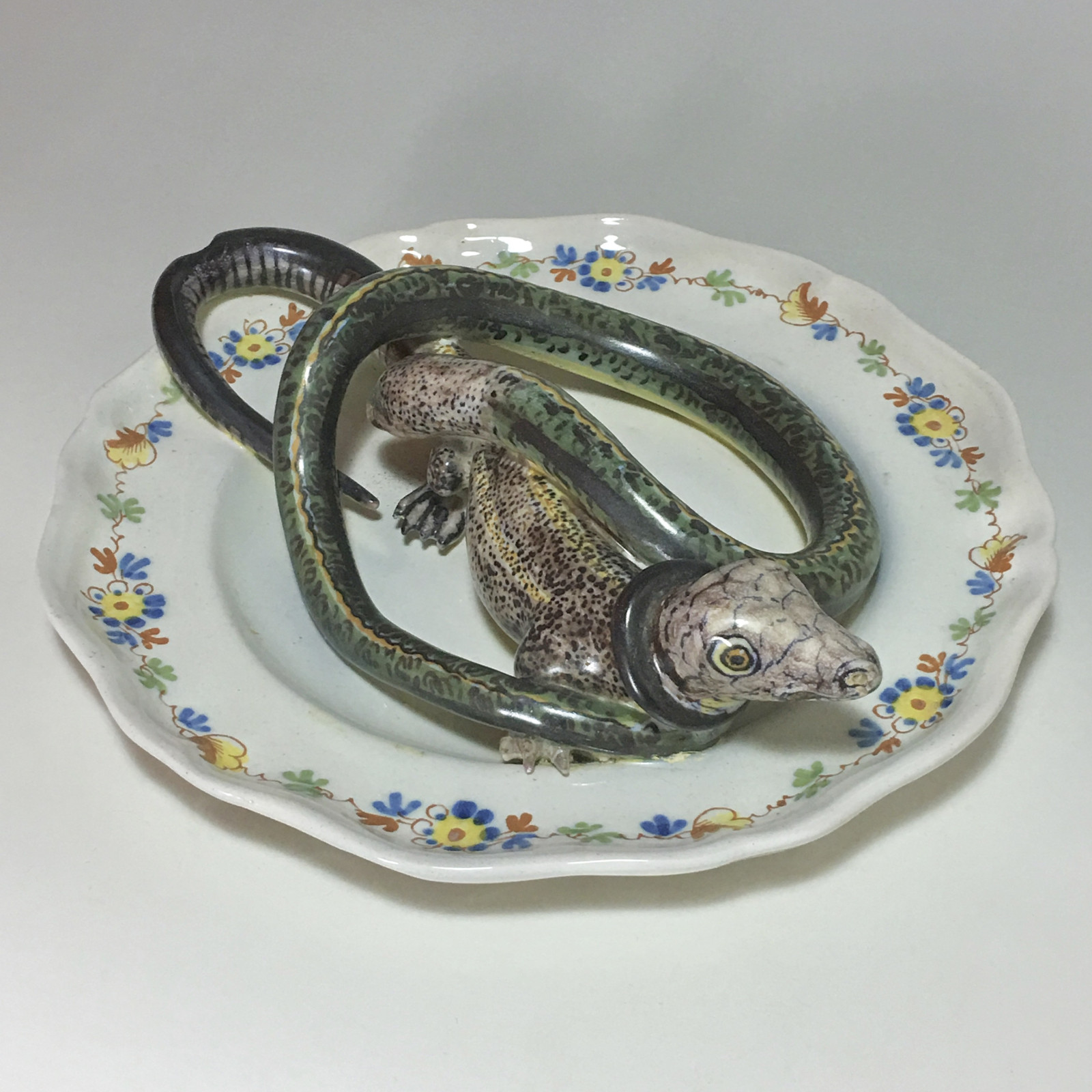 Assiette en faïence d'Alcora décorée en trompe-l'oeil - XVIIIe siècle