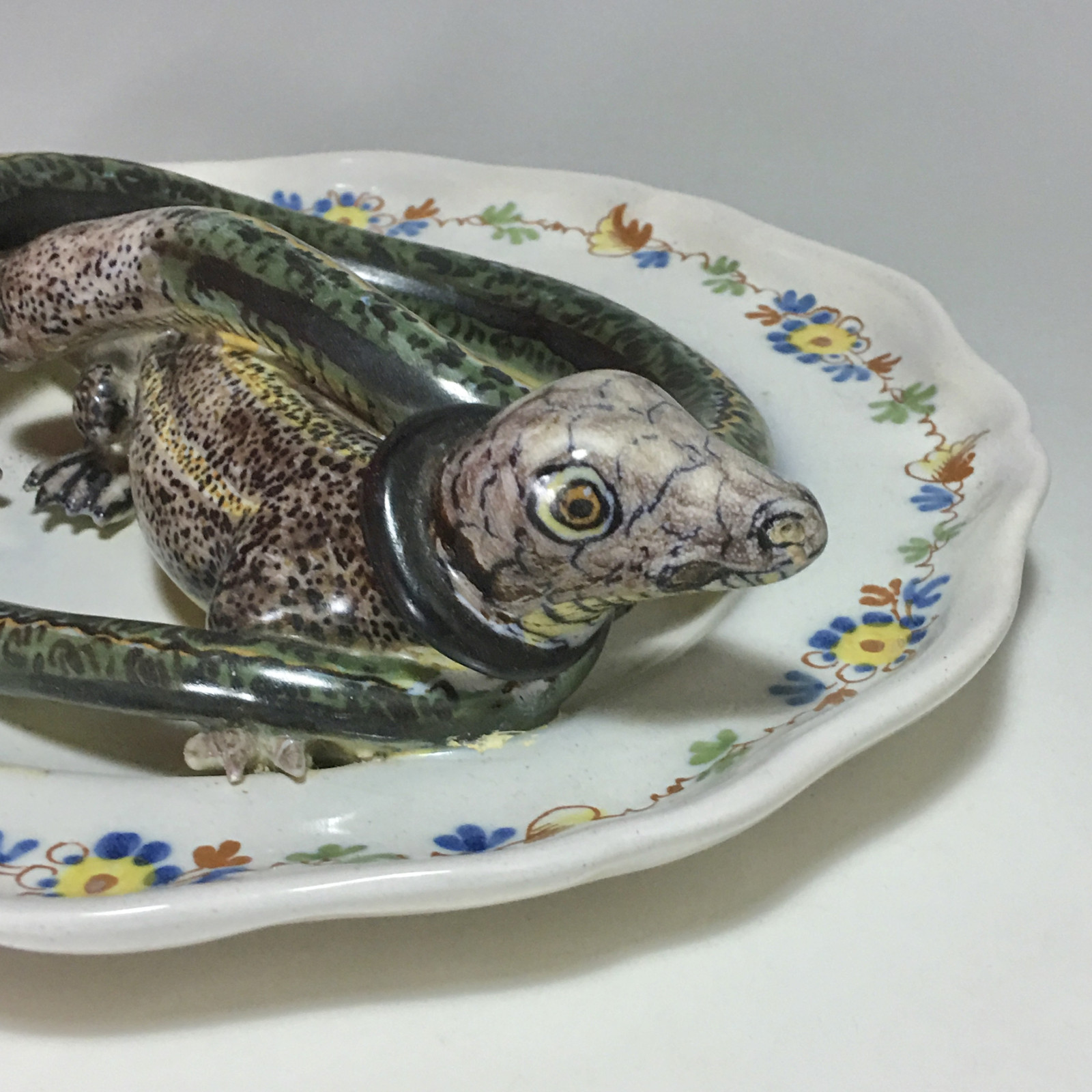 Alcora earthenware plate decorated in trompe-l'oeil - Eighteenth century