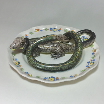 Alcora earthenware plate decorated in trompe-l'oeil - Eighteenth century