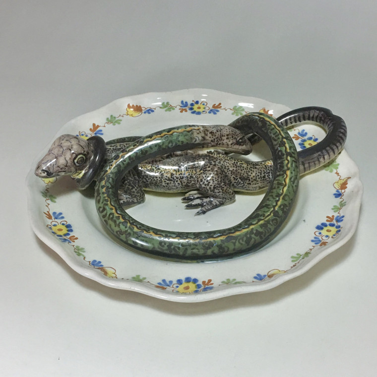 Alcora earthenware plate decorated in trompe-l'oeil - Eighteenth century