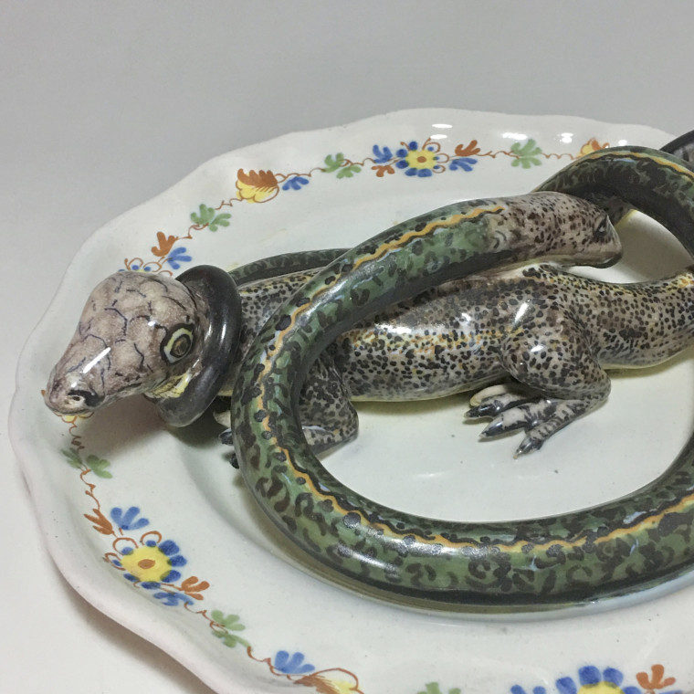 Assiette en faïence d'Alcora décorée en trompe-l'oeil - XVIIIe siècle
