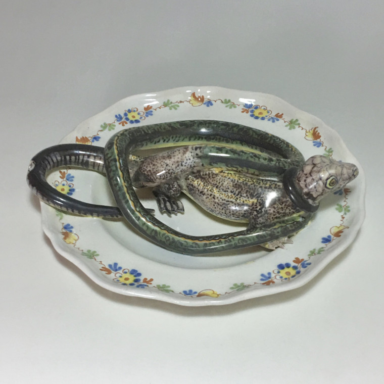 Alcora earthenware plate decorated in trompe-l'oeil - Eighteenth century