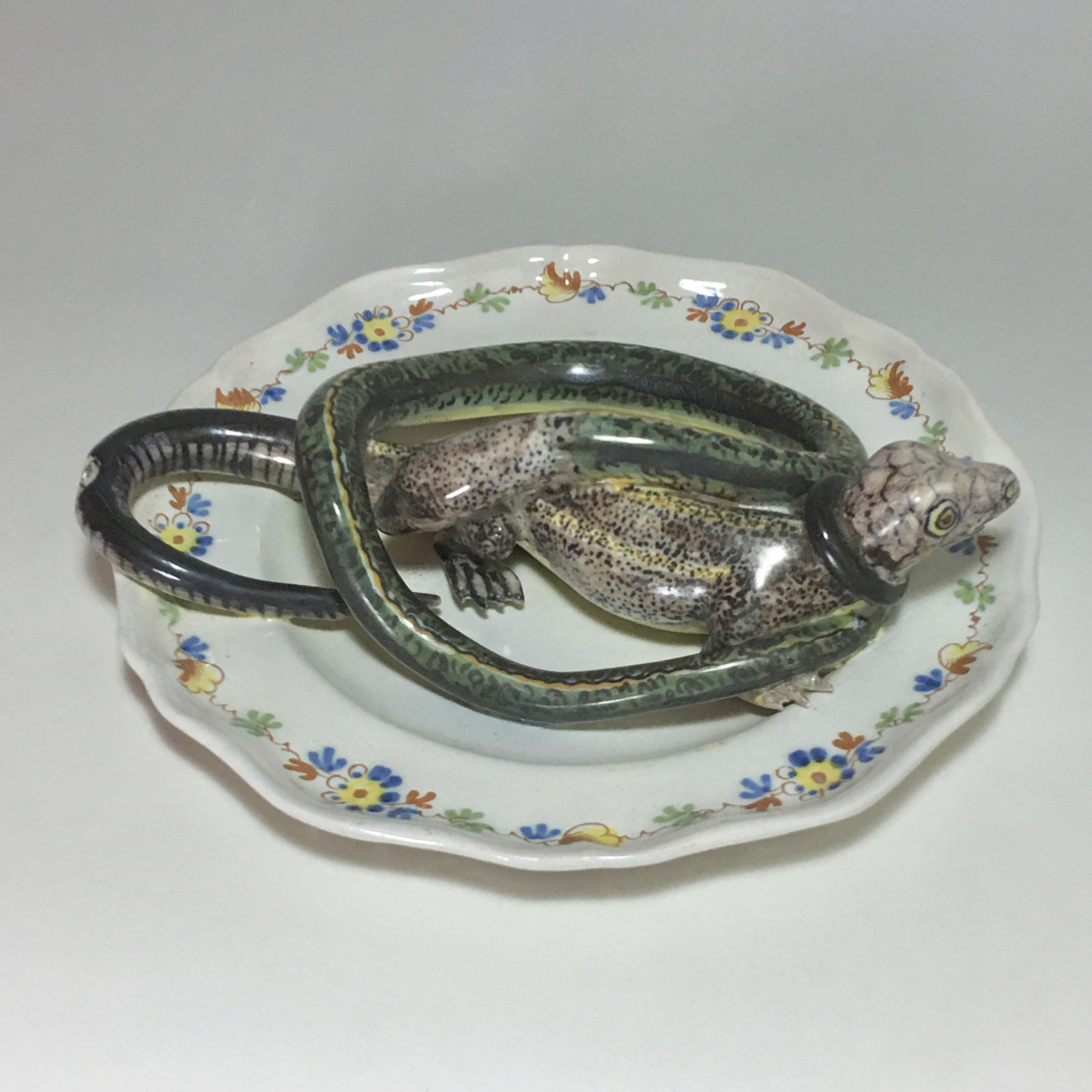 Alcora earthenware plate decorated in trompe-l'oeil - Eighteenth century