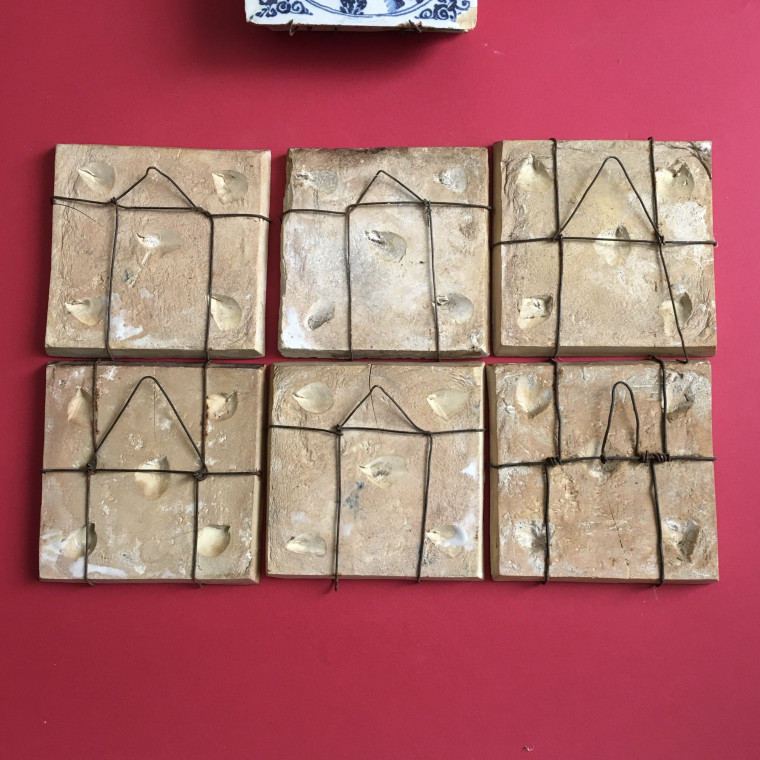 Ensemble de 12 carreaux en faïence de Moustiers – XVIIIe siècle