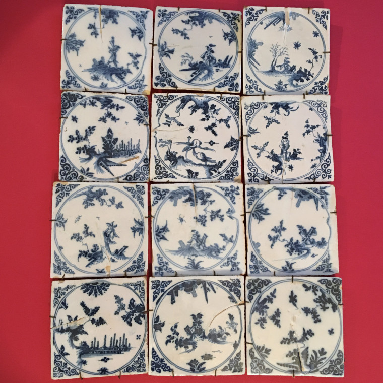 Rare set of 12 tiles faience Moustiers - Eighteenth century