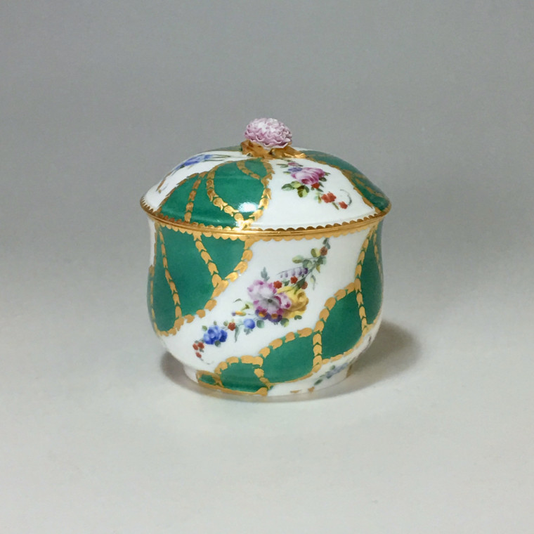 Pot à sucre en porcelaine de Vincennes - Sèvres à décor de rubans verts - XVIIIe siècle