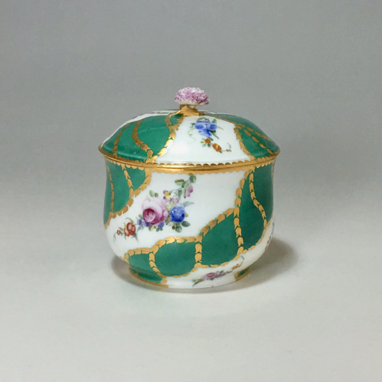 Pot à sucre en porcelaine de Vincennes - Sèvres à décor de rubans verts - XVIIIe siècle
