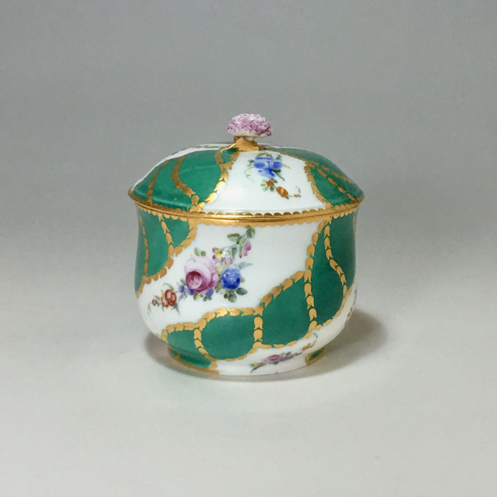Pot à sucre en porcelaine de Vincennes - Sèvres à décor de rubans verts - XVIIIe siècle