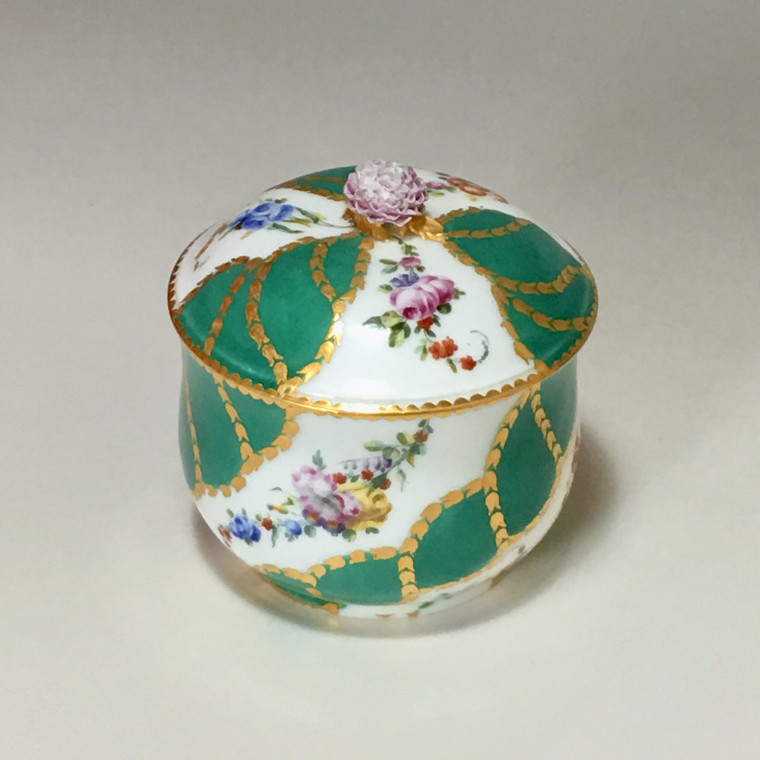 Pot à sucre en porcelaine de Vincennes - Sèvres à décor de rubans verts - XVIIIe siècle