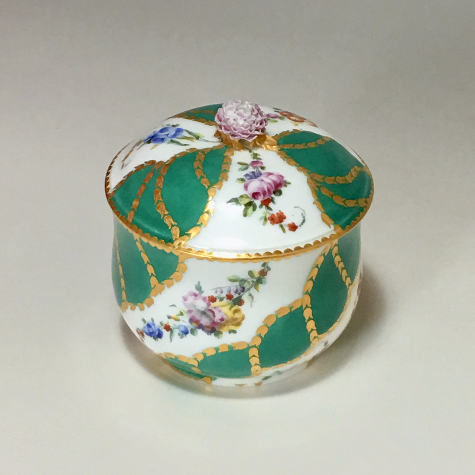 Pot à sucre en porcelaine de Vincennes - Sèvres à décor de rubans verts - XVIIIe siècle