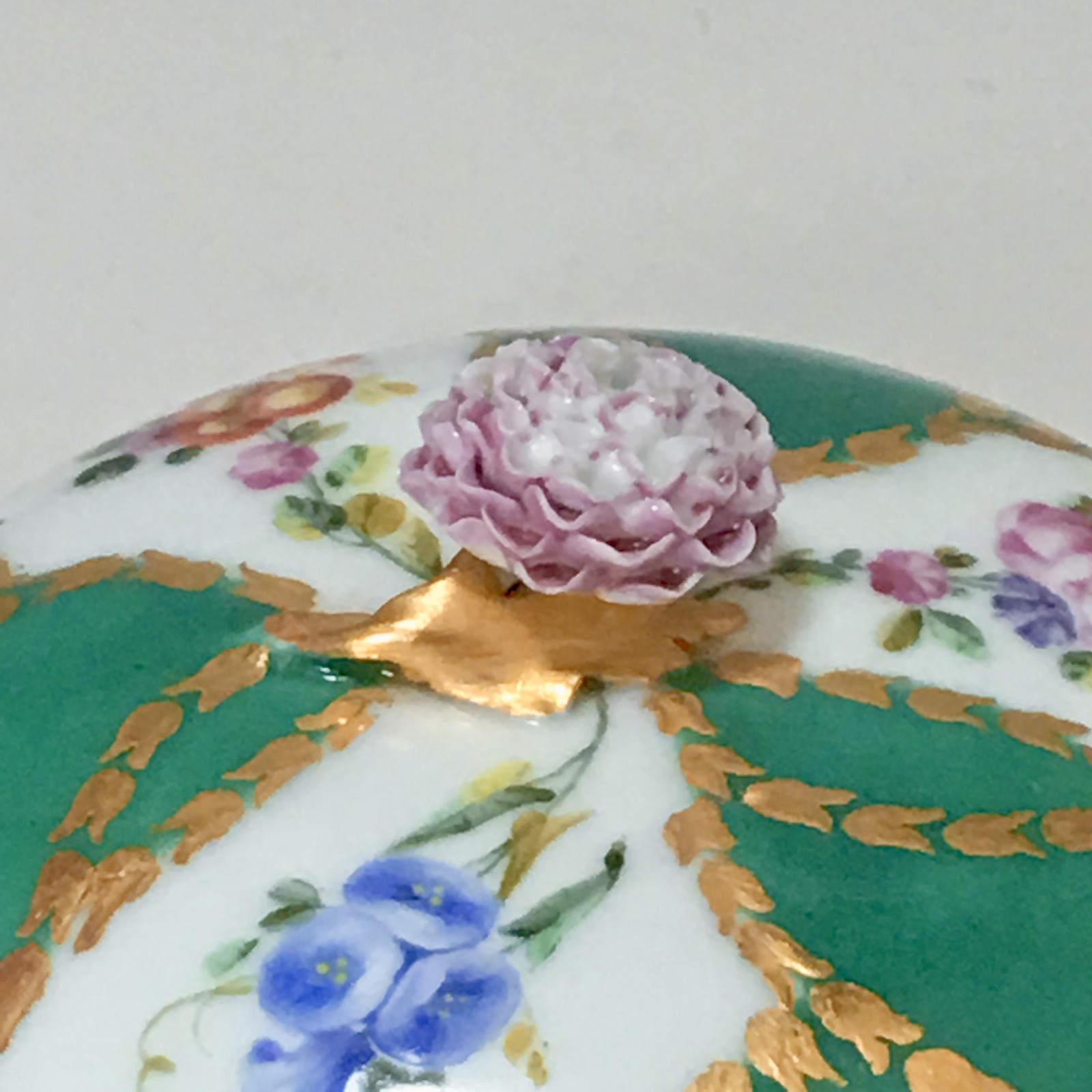 Sugar bowl in porcelain of Vincennes - Sèvres with green ribbons decoration - eighteenth century