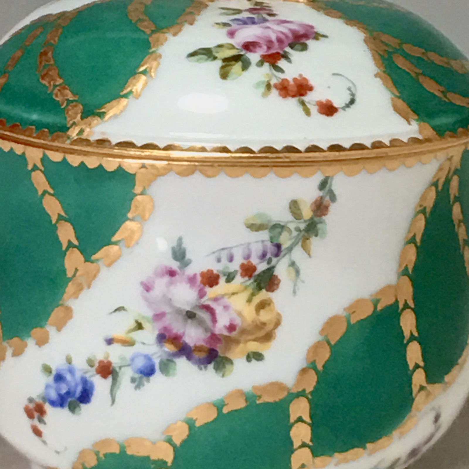 Pot à sucre en porcelaine de Vincennes - Sèvres à décor de rubans verts - XVIIIe siècle