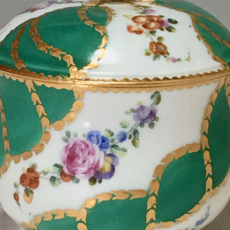 Sugar bowl in porcelain of Vincennes - Sèvres with green ribbons decoration - eighteenth century