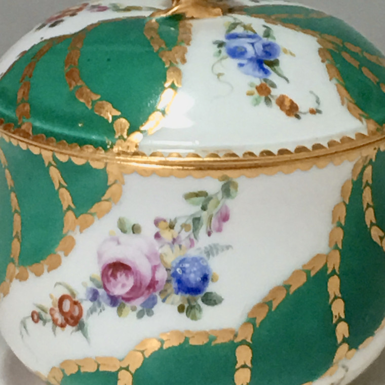 Pot à sucre en porcelaine de Vincennes - Sèvres à décor de rubans verts - XVIIIe siècle