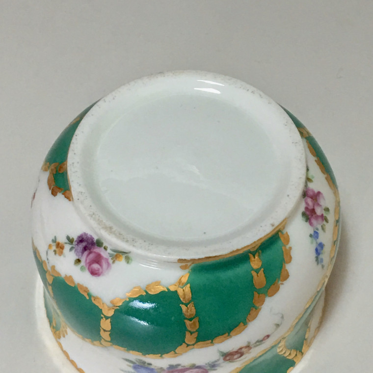 Pot à sucre en porcelaine de Vincennes - Sèvres à décor de rubans verts - XVIIIe siècle