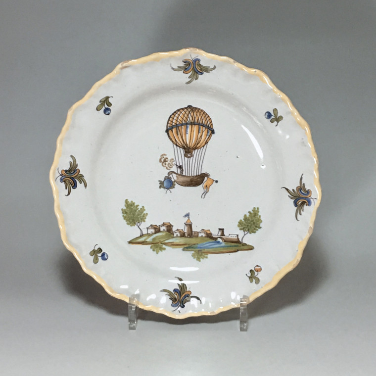 MOUSTIERS (Féraud) - Assiette à la montgolfière - XVIIIe siècle