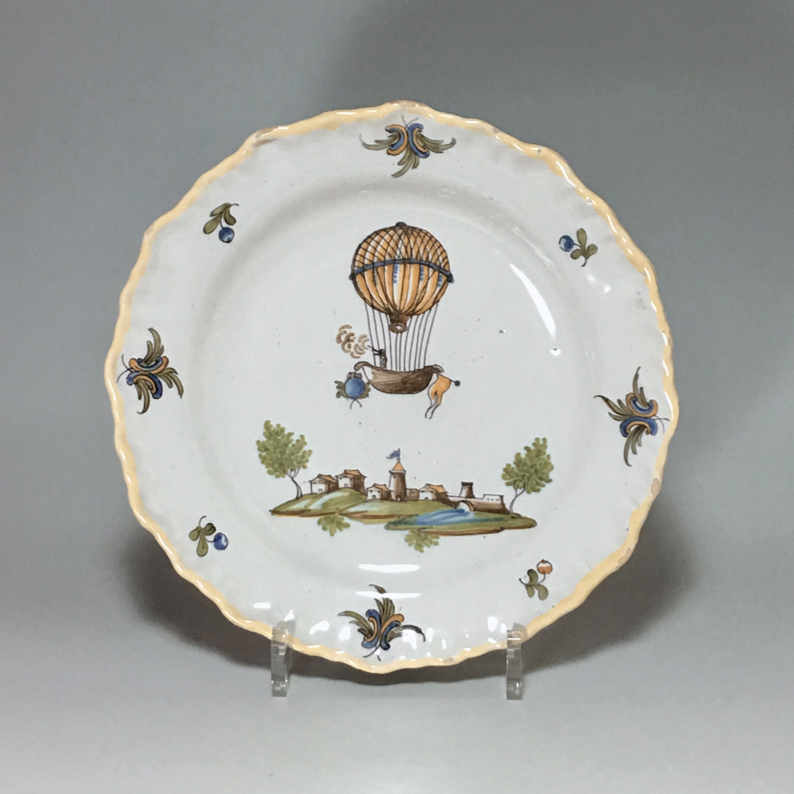 MOUSTIERS (Féraud) - Assiette à la montgolfière - XVIIIe siècle