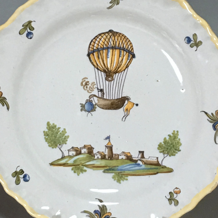 MOUSTIERS (Féraud) - Assiette à la montgolfière - XVIIIe siècle
