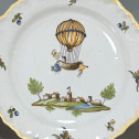 MOUSTIERS (Féraud) - Assiette à la montgolfière - XVIIIe siècle