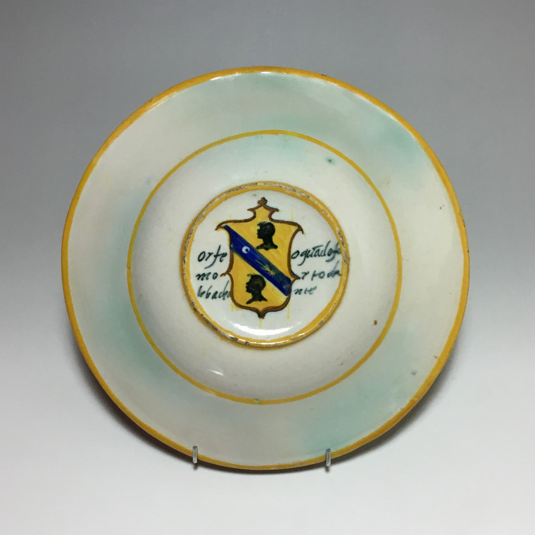 Plat en majolique d'Urbino « Orphée et les Bacchantes » Ecole de Xanto - vers 1540